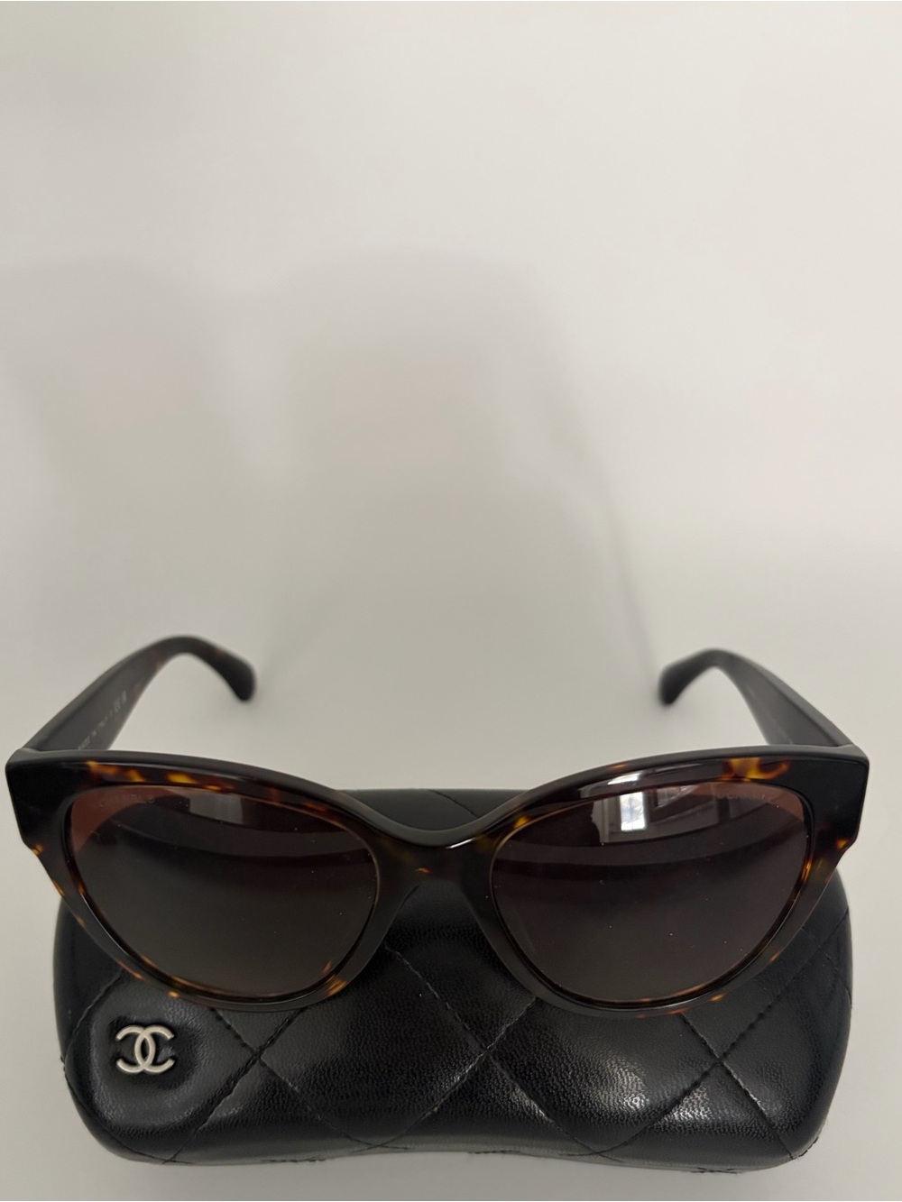 CHANEL Tortoiseshell Cat-Eye Sunglasses with Brown Gradient Lenses CC Logo 5477A